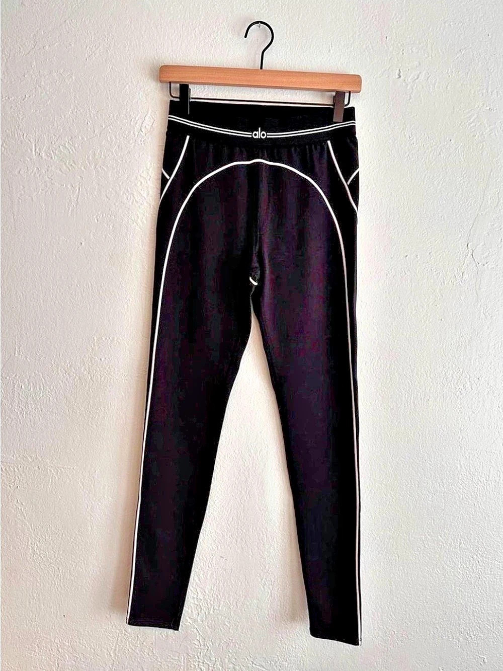 alo Black Leggings Size Medium
Airbrush high-waist heart throb leggings